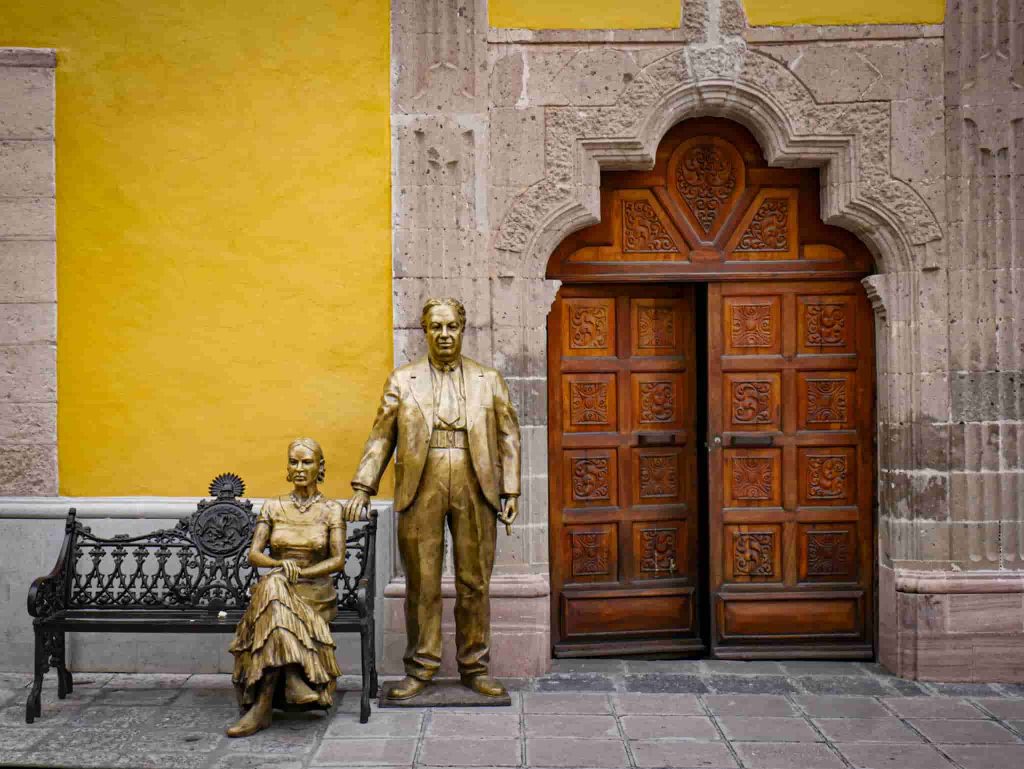 Visiting the statues of Frida Kahlo aand Diego Rivera in Coyoacan